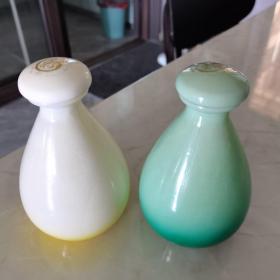 两个彩色小酒瓶