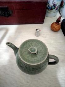 刻花青瓷茶壶