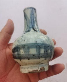 明代·兰青花小天球瓶，明兰青花画功古朴典雅，包浆厚重，精美漂亮！尺寸：直径7cm ，高 11Cm。