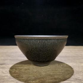 宋建窑“進琖”款曜变兔毫盏 
尺寸高7CM口径12.3CM 
697508623