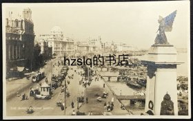 【照片珍藏】民国1920年代早期上海外滩欧战纪念碑以北沿街建筑群及周边景象，江汉关海关大楼拆除未重建，沿路停靠各式车辆。老照片内容丰富，较为难得