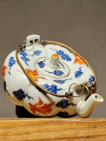 民国时期：景德镇提梁壶一把，画工精细，器型优美，收藏摆设使用均可 尺寸：高6.5公分 长15.5公分。