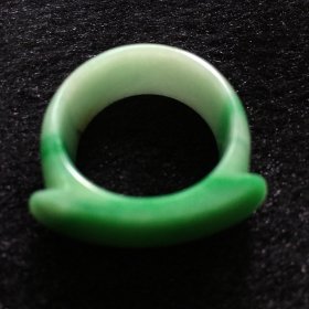 缅甸翡翠天然A货翠绿戒指。重10.9g。