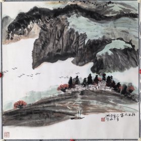 宇文洲 68/68 托片 1940年生于吉林龙井，1958年考入东北师范大学美术系学习。1965年毕业分配到北京画院工作。作品以青绿山水创作为主。其创作力求把水墨山水和重彩青绿山水融为一体作品构图饱满。气势雄伟。现为北京画院专业画家。国家一级美术师。北京中国画研究会会长。中国美术家协会会员。