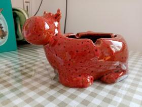 福建德化瓷凤翥牌珊瑚红卧牛烟灰缸一个，全品。