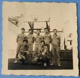 1960年上海闸北联医篮球队合影老照片