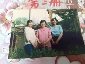 邹县老照片《九十年代小院中的三个少女》长13cm，宽8cm，放相册二内