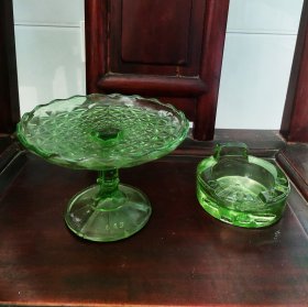 老物件民国绿玻璃老琉璃高脚盘（全品） 有出厂底款-上海立基玻璃厂出品。 老玻璃气泡充足，经典民国绿太漂亮了！不带烟灰缸，烟灰缸在其他链接里。