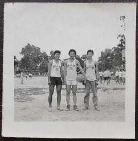 福州老照片，六十年代，福州第二中学，蓝球运动员合影
