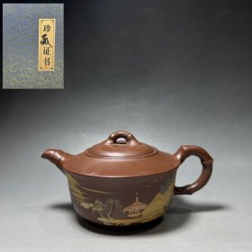 精品珍藏证书紫砂壶
品茗：碗壶
底款：顾景舟
材质：紫砂
容量：400cc 
出水孔：网孔
尺寸: 17/8.5cm
底款介绍：顾景舟（1915-1996），原名景洲。别称：曼希、瘦萍、武陵逸人、荆南山樵。自号壶叟、老萍。宜兴紫砂名艺人，中国美术家协会会员，中国工艺美术大师。18岁拜名师学艺。三十年代后期至上海制壶仿古。1954年进入宜兴蜀山陶业合作社。