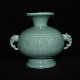 清乾隆年制单色釉雕刻龙纹兽耳尊，高25.5×30厘米