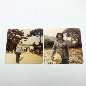 中国第一代钢琴家、曾任中央乐团首席钢琴巫漪丽（1931-2019），1981年出游拍摄照片一组两枚
