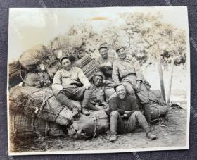 抗战时期 粤桂地区广州、南宁、钦州一带坐在堆积的军事物资上休息的日军 原版老照片一枚