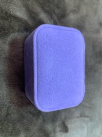 【海外回流  vintage中古】回流中古首饰盒  小年份  很实用  细节可见   内里带金色字母   仔细看好图片，尺寸如图，有瑕疵，介意勿拍，谨慎下单！出售不退！偏远地区邮费联系客服另算！