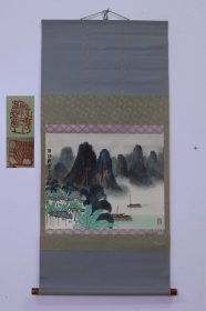 纸本老画立轴《漓江烟雨》 作品约作于上世纪七八十年代。装裱精美，花梨木轴头，外装裱保护很好，比较新，几乎没有挂过。 印章：润之？沁塘春梦 尺寸 长宽110×53cm，内幅长宽48×38cm 3199