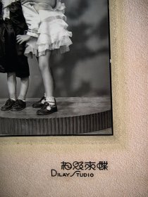 民国时期二位穿着西式裙子和服装的小朋友合影，蝶求照相馆。