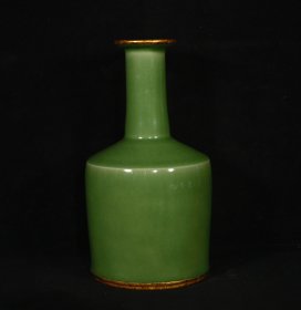 宋龙泉窑梅子青釉包金口纸椎瓶，高22.5×12厘米