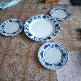 八十年代老盘子收藏——，一大三小，保存完好无损，青花瓷，大的是玉兰牌，小的江西景德镇，下单赠送大款老酒盅一个！（客厅铁床下面纸盒里）