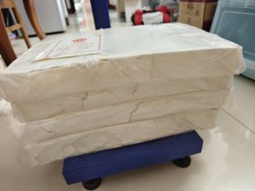 1986年 老纸 电脑打印纸，复印纸，四花牌 日本原纸复印纸 A3 四包，2000张，20公斤，包装箱破损