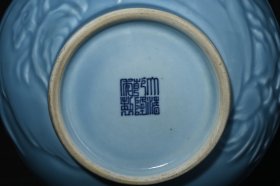 旧藏 清乾隆单色釉天蓝釉雕刻鹤鹿同春蒜头瓶 高30.5×16厘米