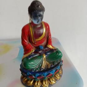 乾隆年制，西藏出土多彩老琉璃释迦牟尼佛像招财进宝摆件，重量，498克，高度13厘米，底宽八厘米