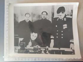 建国初期新闻展览老照片:毛主席和斯大林周总理等在一起的照片，周总理正在签署协议