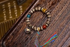 藏传老型佛珠手串，尺寸10x8毫米，克重30克，搭配——老银嘎乌盒——红玛瑙——老骨银镶嵌桶珠——雪巴。