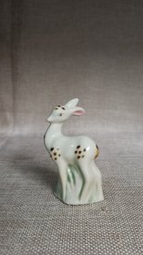 567瓷器: 上世纪五六十年代， 陶瓷梅花鹿 摆件，567瓷器收藏！可作案头清供，文气十足！釉水明丽，非常漂亮【SW】