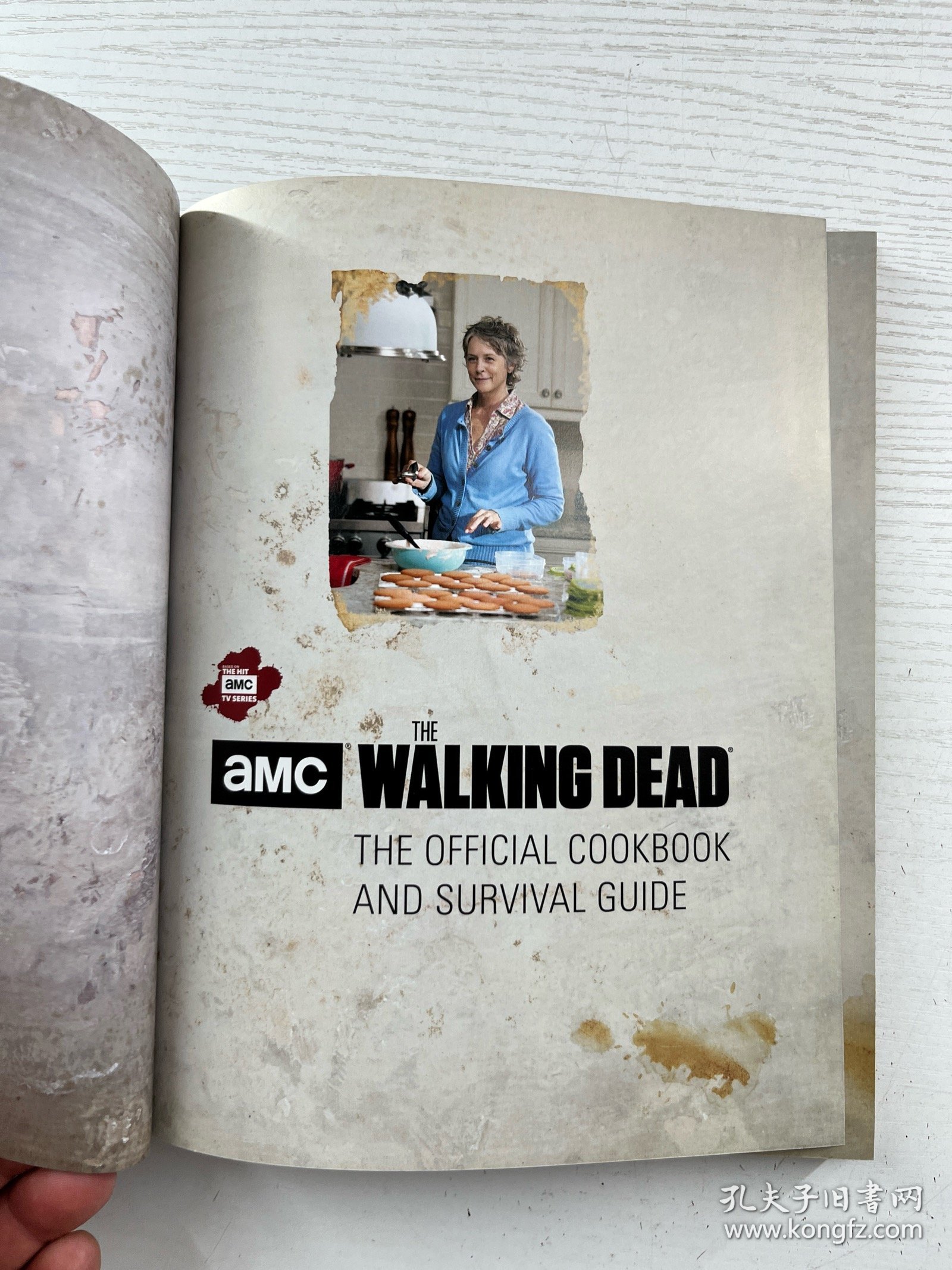 《行尸走肉》（The Walking Dead）的官方食谱与生存指南，由劳伦·威尔逊（Lauren Wilson）撰写，尹熙·金（Yunhee Kim）摄影。《行尸走肉》是AMC出品的著名丧尸题材电视剧，这部食谱与生存指南结合了剧中的生存元素，收录了相关的食谱，同时也包含生存技巧等内容，是该系列的衍生周边产品，具有一定的收藏和实用价值，尤其受到《行尸走肉》粉丝的喜爱。
