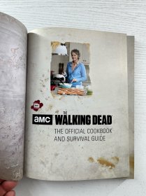 《行尸走肉》（The Walking Dead）的官方食谱与生存指南，由劳伦·威尔逊（Lauren Wilson）撰写，尹熙·金（Yunhee Kim）摄影。《行尸走肉》是AMC出品的著名丧尸题材电视剧，这部食谱与生存指南结合了剧中的生存元素，收录了相关的食谱，同时也包含生存技巧等内容，是该系列的衍生周边产品，具有一定的收藏和实用价值，尤其受到《行尸走肉》粉丝的喜爱。
