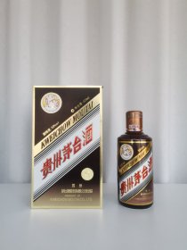 茅台酒瓶，彩釉珍品。
