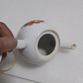 手绘图案的景德镇瓷壶（有使有过的痕迹，壶盖内边稍有旧瑕疵如图）