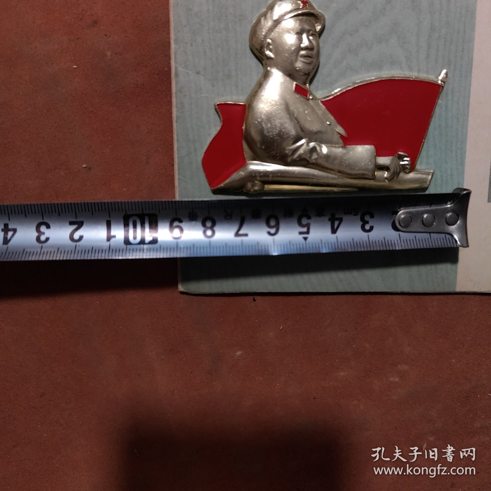 毛主席像章《异形章》，着军装手扶栏杆，背面香港侨谊会敬制1969