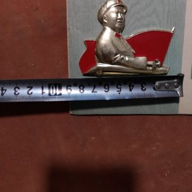 毛主席像章《异形章》，着军装手扶栏杆，背面香港侨谊会敬制1969