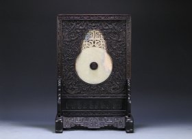 清代 紫檀木嵌高古玉龙凤耳蒲纹璧插屏，尺寸47.8*31*18cm。重2660g