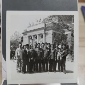 老照片 北京老照片 清华大学学生合影 拍摄于1981年 （学生名单：王文威 张旭安 吴健雄 张国衡 赵衡秀 陈呐浦 张孝祖 钟厚才）（北2柜7海军笔记本内）