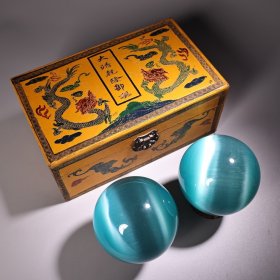 珍品旧藏收清代宫廷御藏罕见极品蓝色猫眼石球一对
配老手绘漆器盒
球重单1420克  直径10厘米
