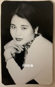 【老照片】1980年代时髦女性照一张。