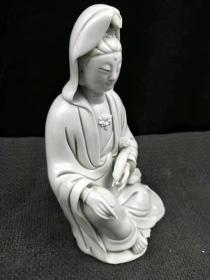 明代德化瓷菩萨一尊，精工雕塑而成，神态自然安详，形象逼真栩栩如生！色彩纯正细腻温润如玉！品相一流！
