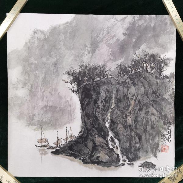 轻舟已过万重山 杜铁宝作
杜铁宝，1938年生于福州。自幼随母习画，1962年毕业于北京艺术学院美术系。从师白雪石、张安治、吴镜汀、关松房、溥松窗等先生。一直从事美术教育及艺术设计工作，高级教师。