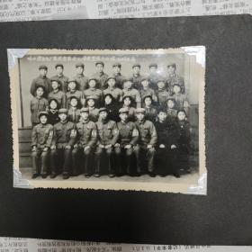 哈尔滨发电厂革命委员会毛泽东思想宣传队合影留念照片。
