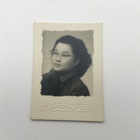 中国第一代钢琴家、曾任中央乐团首席钢琴巫漪丽（1931-2019），四五十年代个人珍贵摄影一枚（“南京照相”相馆拍摄）