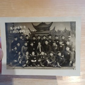 老照片-我们永远在一起——五十年代湖南岳阳地区某中学28班全体同学合影留念 身后背景为岳阳楼（1957年）