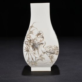 瓷器 清光绪刻心斋款堆雕鹭莲纹方瓶14*8.5厘米