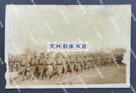 伪满洲国时期 日军第16师团步兵第33联队驻齐齐哈尔营地正门前的出营队伍 原版老照片一张