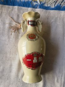 山西一品香酒瓶一个黄色的