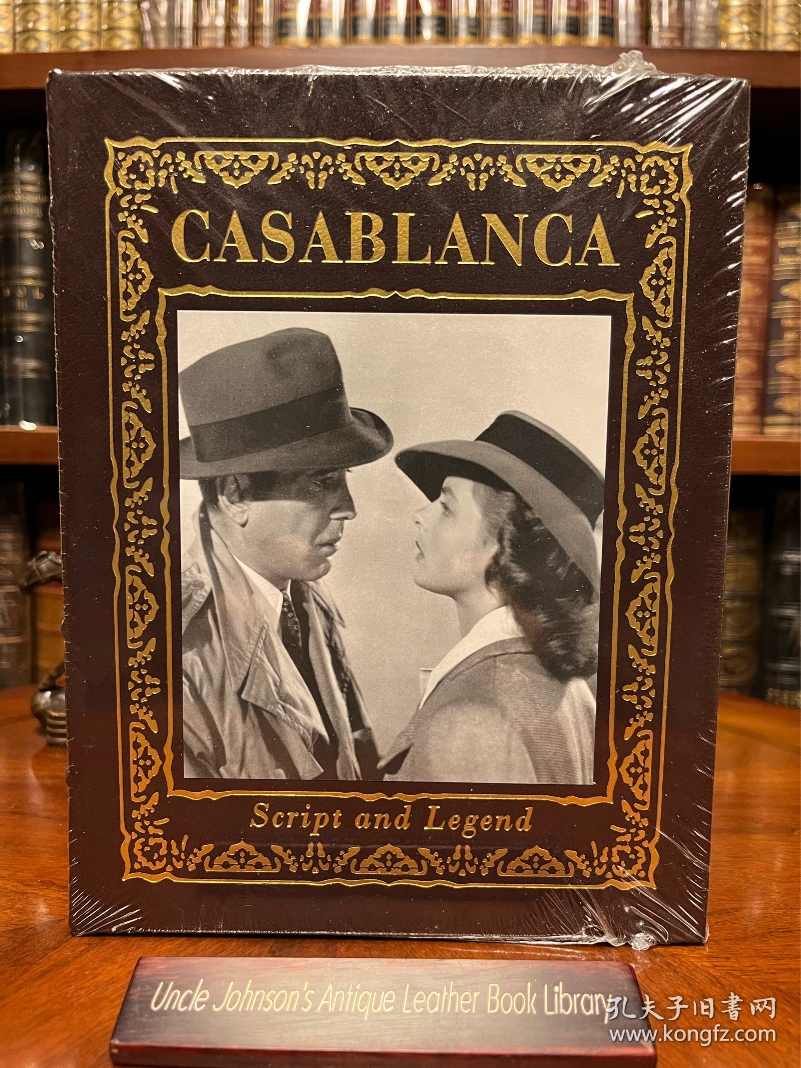永恒的经典《卡萨布兰卡》Casablanca，北非谍影，1944年第16届奥斯卡最佳影片、最佳导演、最佳剧本三项奖项。美国好莱坞编剧协会评选了史上“101部最伟大的电影剧本”，该片排名第一位！女神英格丽褒曼眼中含泪的那一幕，已经深深刻在无数观众的心底…
Easton出版社真皮限量收藏版纪念册，经典场景重现…厚重大开本，全新未开封，稀缺品类难得一见，可遇不可求的完美藏品。