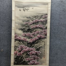 【名人国画】作者：王松庭原名王永旺，1950年生于北京昌平。他自幼热爱绘画，20岁凭绘画特长入伍，后到山西大学艺术系进修。1980年拜北京画院郭传璋先生为师学山水画。他是中国美协会员、北京三峡书画院一级画师等。其作品在传承传统山水画技法的同时，融入个人对自然的感悟，重笔墨与意境营造，用细腻笔触、丰富色彩展现山水之美。品相实物请老师看图片为准93*48.5cm
