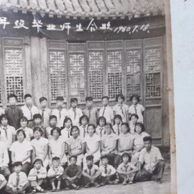 1960年德州市黎明街小学第三届六年级毕业师生合影（背景古建筑）