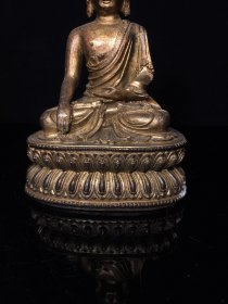 纯铜释迦牟尼像，宽15cm高23cm厚11cm，重约1.4公斤，